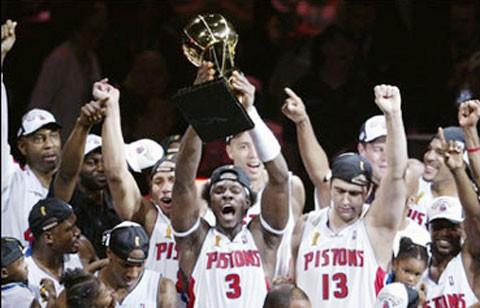 İkinci sezonunda Detroit Pistons ile NBA şampiyonluğu yaşayan Memo, bu unvanı kazanan ilk Türk basketbolcu oldu.