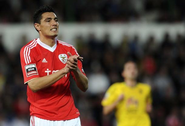 Fenerbahçe transferde büyük düşünüyor. Sarı-lacivertli yönetim, Benfica'da oynayan Oscar Cardozo'ya servet önerdi. Portekiz'in Record gazetesinde yer alan habere göre Fenerbahçe, Paraguaylı golcü için Portekiz kulübü Benfica'ya 15 milyon euroluk bir teklif sundu (POSTA)