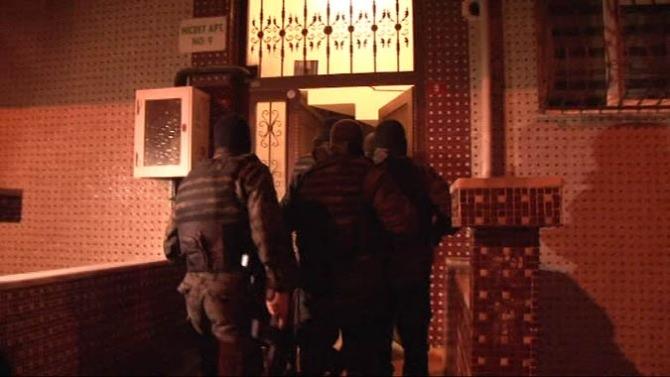 <p><strong>CANLI BOMBANIN AVUKATI GÖZALTINDA</strong></p>
<p>İstanbul'da terör örgütü PKK'ya yönelik olarak operasyon düzenlendi. 12'si avukat olmak üzere 49 şüpheli hakkında terör örgütü üyeliği suçundan gözaltı ve aramam kararı verildi. 9'u avukat, 30 şüpheli gözaltına alındı. </p>