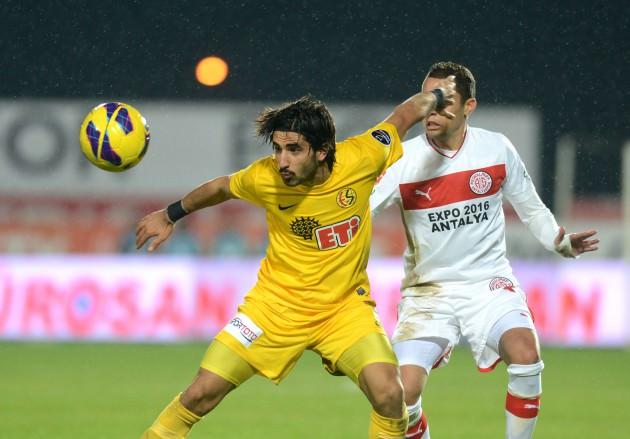 KULÜBÜMLE GÖRÜŞÜN" Ara transferde orta sahayı gğçlendirmek istiyen Galatasaray, Es-Es'in yıldızı Alper Potuk'u istiyor. Başarılı oyuncu "Kulübümle anlaşın" dedi. (AMK)