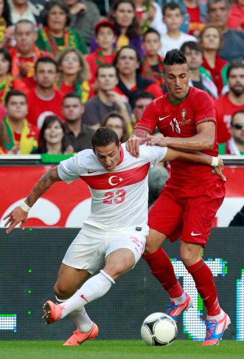 SERCAN'DAN IŞIK, MELO'YU UNUTUN-Galatasaray'ın çok istediği Sercan Saraer, Fürth'ten ayrılabilir, Melo ise zora girdi. (AKŞAM)