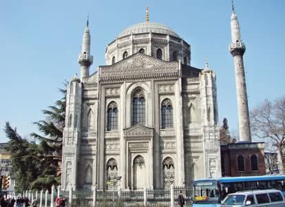 <p>Osmanlı taş işçiliğinin uygulandığı en güzel örneklerinden olan Aksaray'daki Pertevniyal Camii, restore edilmeden önce bu haldeydi. </p>