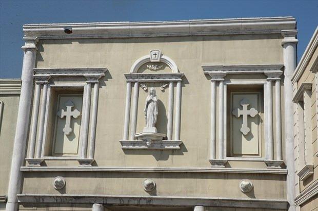 <p>Platoya 6 yıldır 60 milyon lira yatırım yapıldığına, her sene bunun arttığına ve ciddi miktarların harcandığına işaret eden Çetintaş, platoda yapılan binaların çoğunun iç mekanlarını da kullanabildiklerini, senaryo gereği iç mekan ihtiyacı olduğunda sanat grubu ekibinin bunu istenilen şekilde yaptığını belirtti.</p>

<p> </p>
