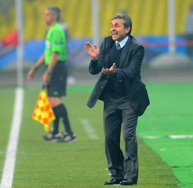 ben bir galatasaraylı olarak aykut hocanın istifa etmesini doğru buluyorum. sen o kadar yıllarını ver takıma. başarılı ol, avruada görmediği puanı getir. sonra bi maçta "aykut istifa" yok yeaa! 