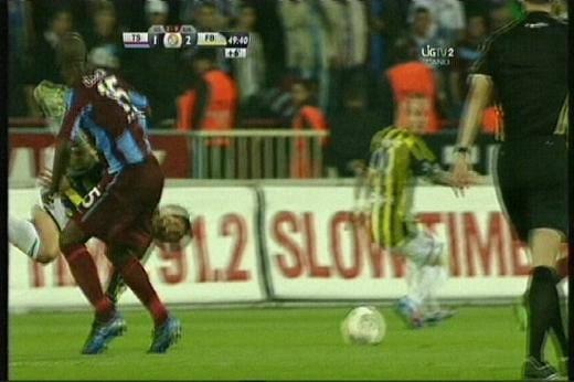Zokora ve Colman sporcu falan degil, olamaz.. Avni Aker'de futbol oynanm?yor, orada vah?et ya?an?yor.”R?dvan Dilmen