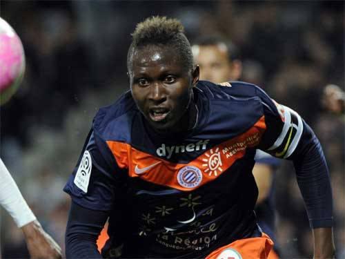 Günün bomba transfer haberleri-15 Ocak 2013 Paket pazarlık Belhanda için geri sayıma geçen Kanarya’nın listesine Montpellier’in stoperi Mbiwa da girdi. Kanarya iki yıldız için Fransız ekibine 12 milyon Euro teklif etti Montpellier ile F.Bahçe arasındaki pazarlık biraz daha kızışacak! Zira, sürece bir yeni isim daha dahil oldu. Savunmaya bir takviye yapmayı planlayan Sarı-Lacivertli ekibin listesine Montpellier’in 23 yaşındaki stoperi Mapau Mbiwa girdi. 1.89 boyundaki Orta Afrika asıllı Fransız yıldızın uzun süredir Aykut Kocaman’ın takibinde olduğu öğrenildi. Yönetim ise, Mbiwa’nın transferinin de gündeme gelmesiyle birlikte Montpellier’e ‘paket teklif’ sundu. Fransa’da bulunan menajer Hasan Çetinkaya, Belhanda ve Mbiwa için toplam 12 milyon Euro önerdi. Bakalım Nicolin ile F.Bahçe arasındaki ‘akıl oyunları’nda Fransız kanadının hamlesi ne olacak? (Habertürk)