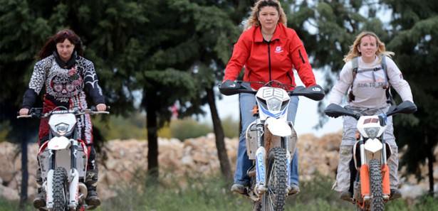 Rakipsiz kadın motosikletçiler erkeklere karşı şov yaptı