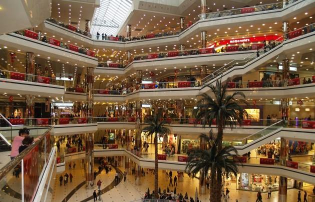 Ulaştırma Koordinasyon Merkezi’nin (UKOME) 2007 tarihli kararına göre, alışveriş merkezlerinin otoparkları 3 saate kadar ücretsiz. Fakat kentteki pek çok AVM’nin otoparkı ilk üç saat için vatandaştan para alıyor. Şikâyetler üzerine İstanbul Büyükşehir Belediyesi de denetim yapıp 0-3 saat arasında otopark parası alan AVM’lere ceza kesiyor. (Habertürk)