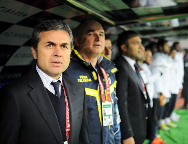 Gitme be... Ne derlerse desinler. Sen gerçek fenerbahçelisin. gitme be! 