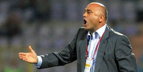 HİKMET KARAMAN: Yaptığı açıklamalarla Beşiktaş'ta çalışmaya hevesli olduğu gözlenen Hikmet Karaman'a resmi teklif yapılmazken deneyimli teknik adamın hırslı yapısı taraftarların kendisini istemesine neden oldu ancak yönetim Hikmet Karaman iddialarını gerçeğe dönüştürmedi.