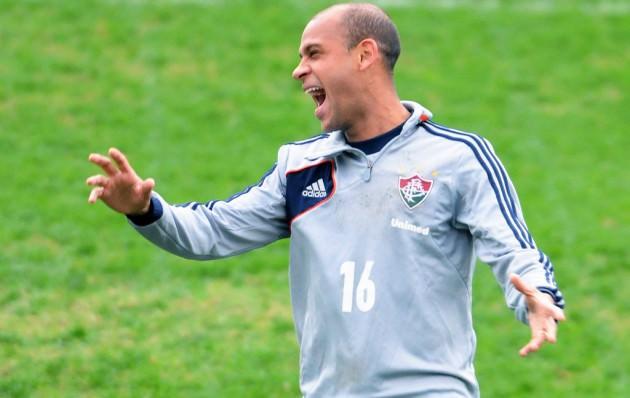 TEK SORUN EŞİ Galatasaray, sambacı ve kulübüyle maddi pürüzleri giderdi ama eşi "Ben Brezilya'da kalmak istiyorum" deyince transfer çıkmaza girdi. (Vatan)