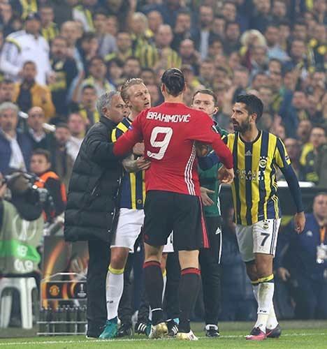 <p><strong>UEFA CEZA VEREBİLİR</strong><br />
<br />
Haberin devamında, "Ibrahimovic 29. dakikada oyuna girdi. Kabaca bir hareketle Danimarkalı yıldız oyuncu Simon Kjaer'in boğazını sıktı." ifadeleri kullanıldı.   Maçı Fenerbahçe'nin üstün bir oyunla kazandığı hatırlatılırken, UEFA'nın görüntüleri inceledikten sonra Ibrahimovic'e ağır bir ceza verebileceği kaydedildi.  </p>

<p> </p>
