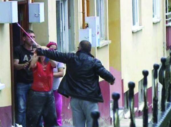 Ordu'da sokakta dövdükleri ve ellerinden kaçırdıkları genci bir işyerinin önünde sıkıştıran iki kişi, genci korumaya çalışan kadınların fırça süpürgeyle direnmesi üzerine neye uğradıklarını şaşırdı.