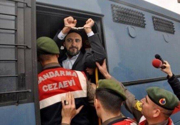 <p>@Fenerli_Ressam: SON DAKİKA ! Yunanistan'a sığınmaya çalışan Vitor Pereira son anda sınırda yakalandı.</p>