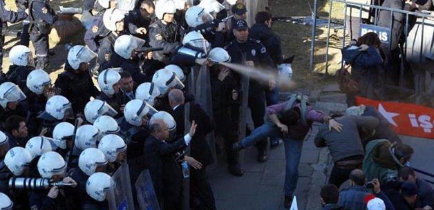 Türkiye Gençlik Birliği ve İşçi Partisi uzun tutukluluk sürelerini protesto için Meclis'e yürümek istedi. Polis gruba müdahale etti.