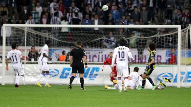 Salih ve Caner Tayfun Bayındır (Vatan)
F.Bahçe çok kritik bir virajı daha döndü. Net galibiyetin formülü artık futbol ailesinin çok yakından bildiği gibi takım oyununu uzun süre oynayabilme, sabır ve tabii ki tecrübeydi... Bunlara bir de Salih’in bireysel becerisi eklenince sergilenen futbol zaman zaman keyif bile verdi.