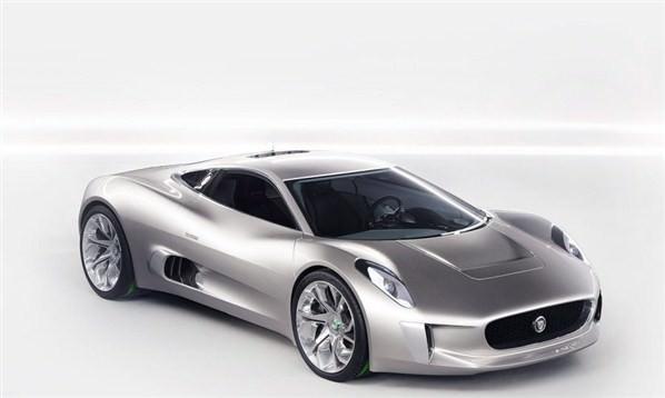 Jaguar C-X75:2010 yılı Paris Motor gösterisinde, Jaguar C-X75 modelini göstererek herkesi şaşırttı. Tamamen gelecek odaklı, akıllı bir konsepte sahipti. İki gaz türbünü ile güçlendirilmiş motorunun yanısıra her teker için dört elektrik motoru vardı. Jaguar gururla C-X75'in performans özelliklerini açıkladı. En yüksek hızı 402 km/saat, 0-100km/sa'yi 3.4 saniyede alabiliyordu. Ayrıca 0.4 km'yi 10.3 saniyede alıyordu.