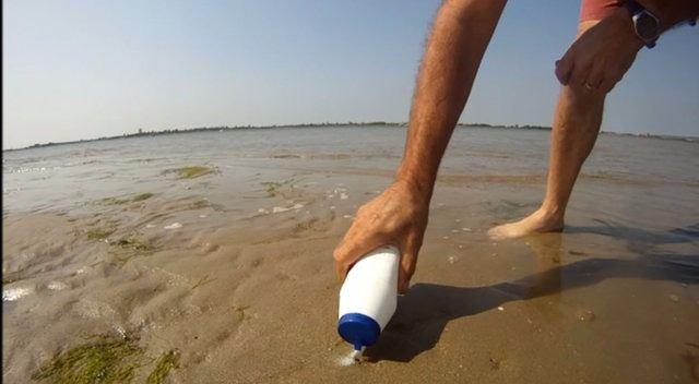 <p>İngilizce'de razor clam olarak adlandırılan, dilimize de sülünez olarak çevrilen bu canlı ince bir boruyu andıran görünüşüyle dikkatleri çekiyor.</p>
<p></p>