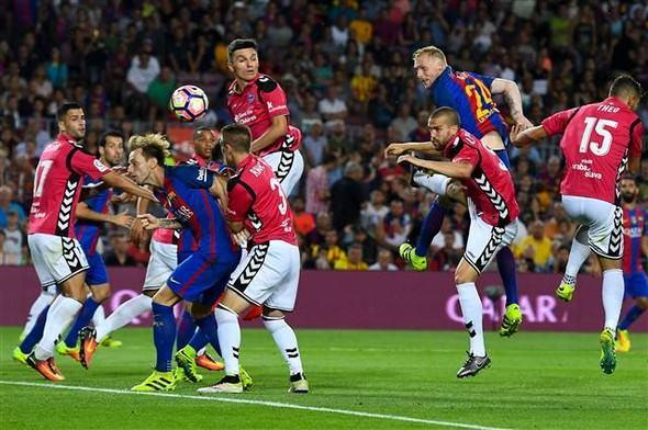 <p>La Liga'daki diğer sonuçlar şöyle:<br />
<br />
Sevilla-Las Palmas: 2-1<br />
Malaga-Villarreal: 0-2<br />
Real Madrid-Osasuna: 5-2<br />
Celta Vigo-Atletico Madrid: 0-4<br />
Real Sociedad-Espanyol: 1-1</p>