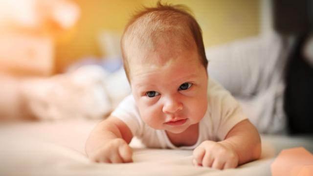 <p>Yeni doğan bebeğinizi ilk aylarda ve yakın takibinizin altında,<strong> boyun ve sırt kaslarının gelişimini tamamlayabilmesi için bebeğinizi karnını üzerinde yatırın</strong>. Dikkatini çekebilecek için renkli bir oyuncak ile değişik sesler çıkartın.</p>
