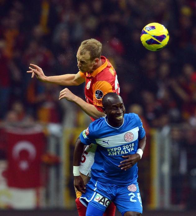 Sabri ilk yarida Sneijder'in eski kaptanini aratmadi (Javier Zanetti) 