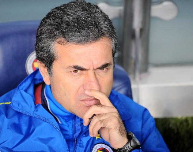 şimdi anladın mı alex'in ne kadar büyük futbolcu olduğunu sayın aykut kocaman? senin teknik direkdörlüğünü ekmek arası yapıp yemek lazım... 