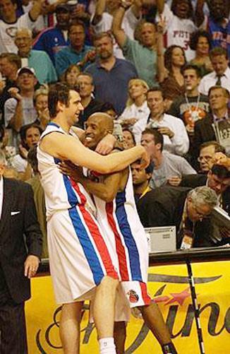 Aynı yıl Detroit Pistons tarafından draft edilen yıldız basketbolcu, 2002 yılında Efes ile lig şampiyonluğu kazandıktan sonra NBA'e gitti.