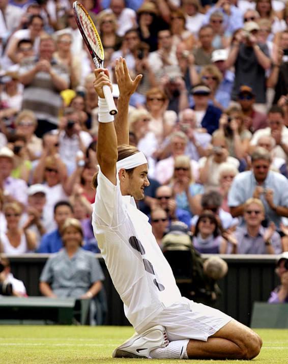 Federer, 2003 yılında Wimbledon finalinde Mark Philippoussis’i yenerek 20 yaşında mutlu sona ulaştı ve Grand Slam kazanan ilk İsviçreli erkek tenisçi oldu.