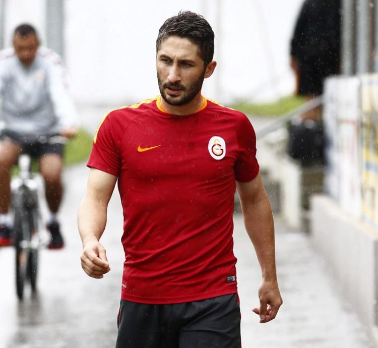 <p>Toplantıda,sağ bek alternatiflerini Linnes, Semih ve Koray olarak sıralayan Hollandalı, Sabri’nin artık sağ bekte değil, sağ kulvarın ön tarafında oynayacağını belirtti.</p>
