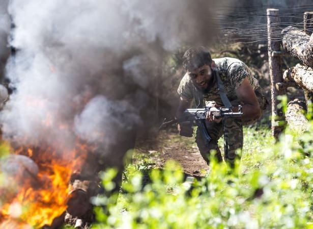 <p>Lazkiye'nin kuzeyindeki T&uuml;rkmen k&ouml;ylerinde yaşayan ve rejimin saldırılarına karşı 4 yılı aşkın s&uuml;redir m&uuml;cadele veren T&uuml;rkmenler, artan saldırılar ve değişen savaş stratejilerine karşı, &ouml;zel eğitimli asker yetiştiriyor.</p>

<p>&nbsp;</p>
