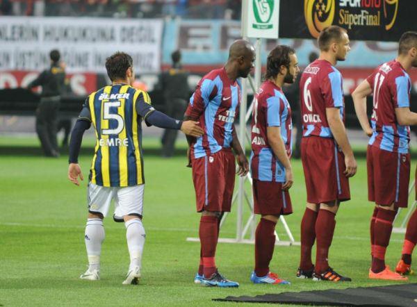 Trabzonsporlu Zokora'n?n yapt??? hareket sosyal medyada da en çok konu?ulan konular aras?nda yer ald?.