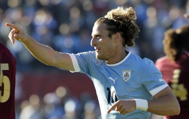 FENER'DE HEDEF FORLAN-Sarı-lacivertli ekiple ilgili bomba iddiaların ardı arkası kesilmiyor. İtalyan medyasına göre yönetim, Milano'ya giderek Diego Forlan için Inter kulübüyle masaya oturacak. (Fotomaç)