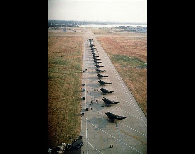 Lockheed firmasınca üretilen sıradışı dizayna sahip uçak, egzoz gazının yoğunluğunu azaltabilen bir sisteme sahip.
