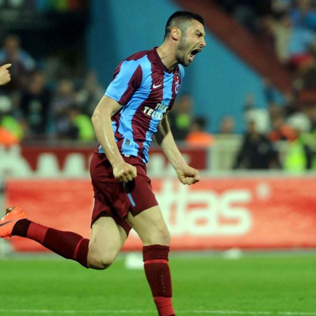 Trabzon'un 'gol makinası' Burak Yılmaz'a Panzer kancası... Bild'in iddiasına göre B.Dortmund, golcüyü transfer listesine aldı. (HABERTÜRK)