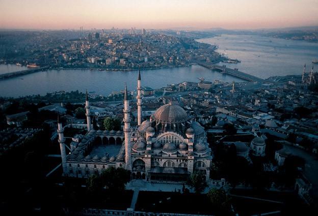 Mimarîsi çok dikkat çekmese de hikâyesi ilginç pek çok cami İstanbul'un ara sokaklarında gizli.