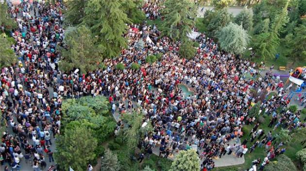 <p>Yaklaşık 1 aydır süren Gezi Parkı eylemlerinde akılda kalan, yaşanan bütün üzücü olaylara rağmen yüzümüzde bir gülümseme oluşturan sloganlar oldu. Hürriyet gazetesi yazarı Ahmet Hakan köşesinde en güzel 20 Gezi sloganını yazdı. Biz de haber7 olarak buna bazı eklemeler yaptık!</p>