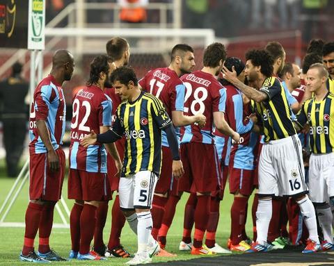 Hayalara tekme atmak Zokora'n?n stili mi? Ve burada hakemin ç?karaca?? kart mor kart m? k?rm?z? kart m?d?r bilemem ama sar? kart de?ildir!!Faz?l Say