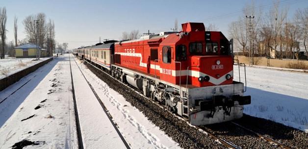 "Kars'ta, Ardahan'da, Erzurum'da yaşayıp da bu trene binmeyen, bir yerden bir yere gitmeyen olduğunu sanmıyorum. Doğu Ekspresi bölgenin can damarı. Herkesin bu trenle ilgili anısı vardır. Ben kendimi bildim bileli bu trenle yolculuk ediyorum. Son yıllarda bölgeye turistik amaçlı gelen pek çok kişinin de Doğu Ekspresi'ni tercih ettiğini duyuyorum. Bu çok sevindirici. Umarım ilgi daha da artar."