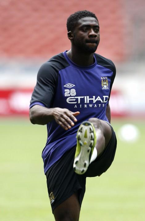 ASLAN'A 'SİYAH ÇİLEK' Cris ile yollarını ayıran Galatasaray, rotasını İngiltere'ye çevirdi. Aslan'ın hedefinde 'Siyah Çilek' Kolo Toure var. (AKŞAM)