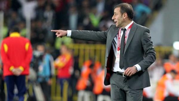 SERKAN YETKİN-AKŞAM-Savunmaları maden gibi, Romanya mağlubiyeti sonrası oynayacağımız Macaristan maçı mazereti olmayacak bir mücadele. Önemli eksiklerimizin olduğu aşikar. Ama Macarlar'ın da Juhazs ve Dzsudzsak gibi iki önemli futbolcusu sahada olmayacak. Romanya maçında sol kanatta yaşanan iletişim sorununun ardından Caner'i tercih etmek yerinde olur. Kanatlara taşımalıyız topu. Yan toplarla gol aramamız lazım