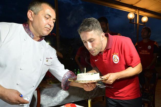 <p>Galatasaray Profesyonel Futbol A Takımı Kaptanı Sabri Sarıoğlu'nun 29 yaş günü, Slovenya'nın Bled kentindeki hazırlık kampında kutlandı.</p>