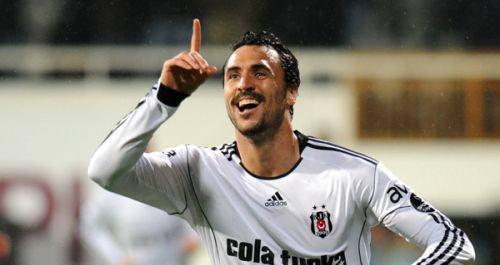 Beşiktaş'ın golcü futbolcusu Hugo Almeida, "Takımımla 3 yıllık sözleşme imzaladım ve paramı alıyorum. Ancak Avrupa Şampiyonası'nda daha iyi bir talibim çıkarsa gitmeyi düşünebilirim" dedi. (HÜRRİYET)