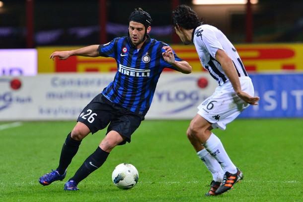Adım adım Chivu. Rumen futbolcunun menajeri Victor Becali, Rumen basınına, "Galatasaray'ın sunduğu teklif, Inter'in yaptığından daha iyi" açıklamasını yaptı. (HABERTÜRK)