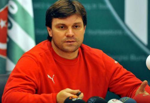ERTUĞRUL SAĞLAM:Tıpkı Rıza Çalımbay ve Mustafa Denizli gibi daha önce Beşiktaş'ta çalışmış olan Ertuğrul Sağlam ismi de medyada yankı buldu ancak hem Bursaspor ile var olan ve düzelmeyen gerilimin daha fazla olmaması hem de Ertuğrul Sağlam ismine taraftarların pek de sıcak bakmaması yönetimin bu isim üzerinde fazla durmamasını sağladı.