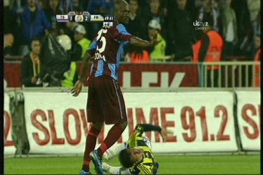 10 bin trabzonspor taraftar? fenerbahçe tak?m?n?n ç?kmas?n? bekliyormu? !!!! neler oluyor arkada?lar ne oluyor bize ??? Ertem ?ener
