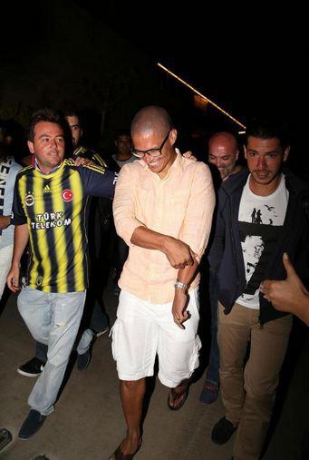 <p>Alex, programdan çıkışında kendisini bekleyen Fenerbahçe taraftarlarının tezahüratlarıyla karşılandı.</p>
