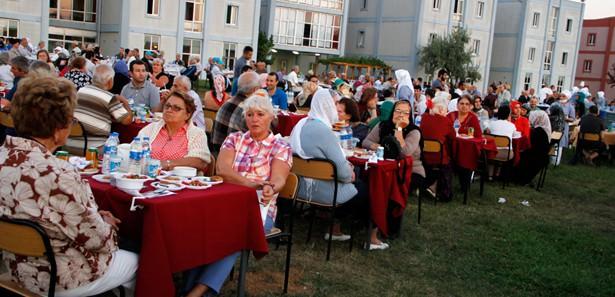 Darülaceze ailesi iftarda buluştu