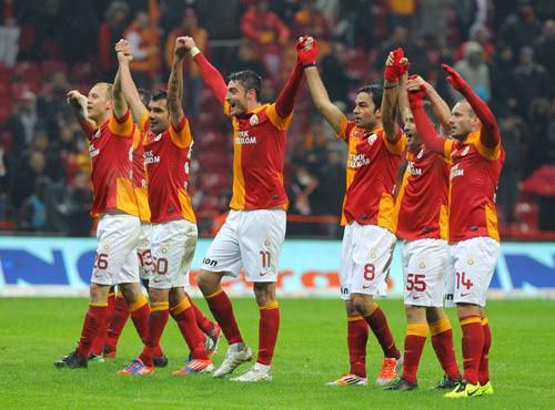Galatasaray'ın 2-1 kazandığı Beşiktaş derbisinden sonra internetteki derbi geyikleri....Hakem Sneijder oyuna girdiğini görünce çok güçlü olduğumuzu düşünerek Melo'yu oyundan attı.