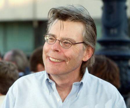 Stephen King  KAZANCI: 39 milyon dolar  Forbes'un en çok kazanan yazarlar listesinin ikinci sırasında ise "Kara Kule" serisinin yeni bölümünden elde ettiği 39 milyon dolar gelirle Stephen King yer alıyor.