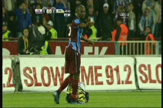 Kaya Çilingiro?lu: Zokora'n?n Emre'ye att??? tekme gibi tekme çok gördüm. Ama buna k?rm?z? kart vermeyen hakem hiç görmedim.